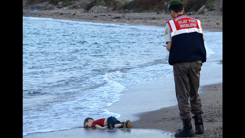 صور مؤلمة أبكت العالم تلخص معاناة شعب واحد..ستتحدى قلبك!